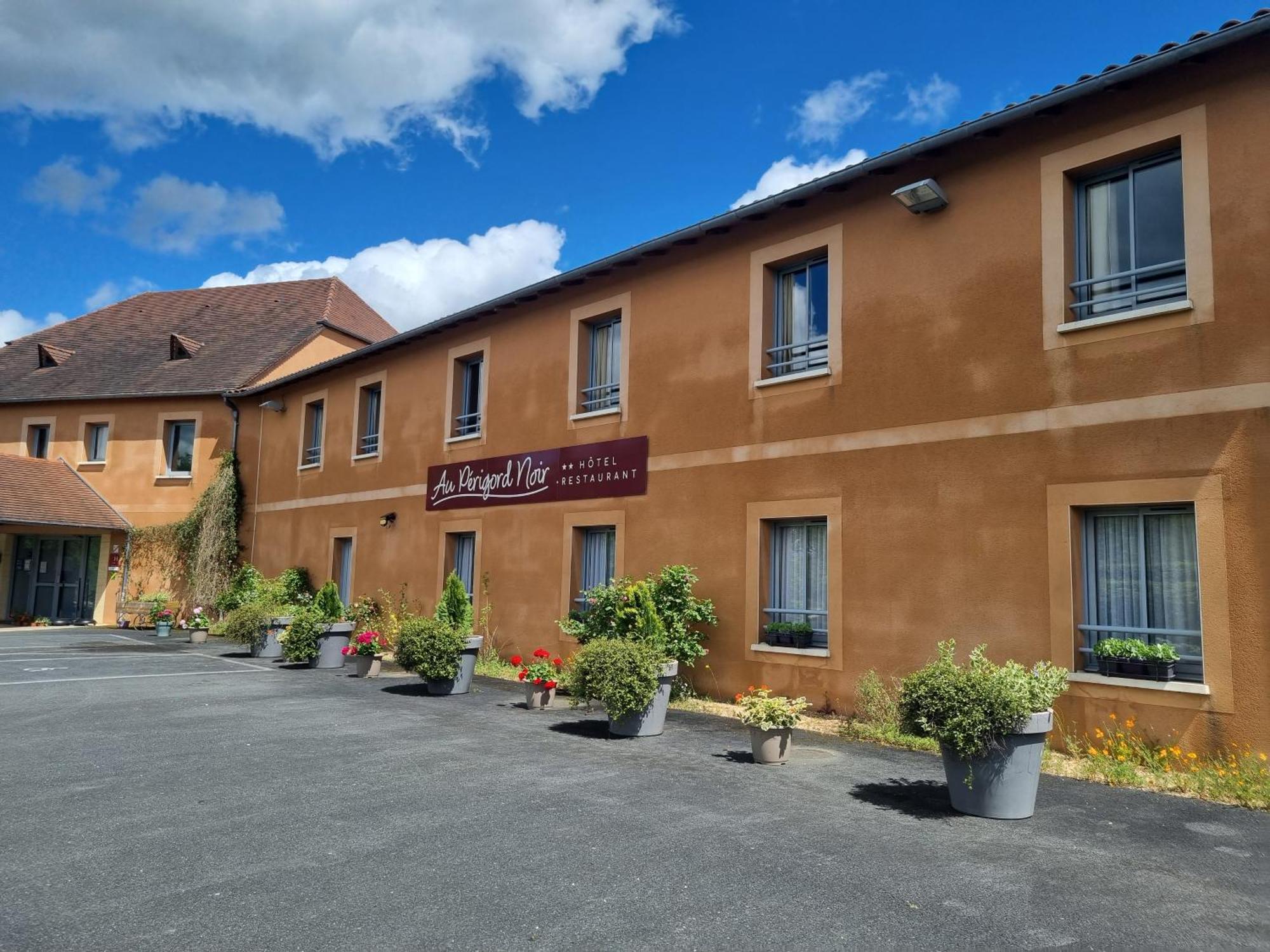 Au Perigord Noir Hotel Hautefort Exterior photo